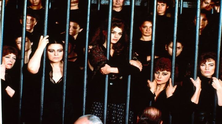 Una scena tratta dal film Un complicato intrigo di donne, vicoli e delitti