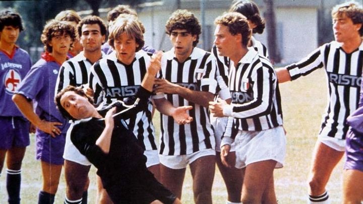 Una scena tratta dal film Il tifoso, l'arbitro e il calciatore
